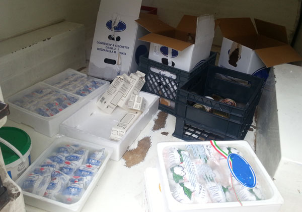 ecco come venivano trasportate le mozzarelle ed i formaggi all'interno del furgone mozzarelle